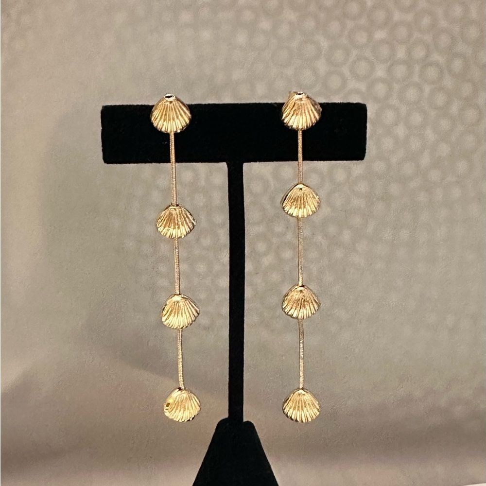 Torrid- Gold Clam Shell Dangle Earrings - Picture 2 of 4